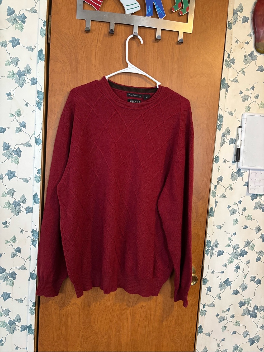 W H Belk  Cashmere Men's Crewneck Sweater - Burgundy